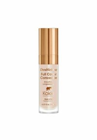 Kokie Doubletime Full Cover Concealer i en klar glas pumpeflaske med en skinnende guldkappe; produktnavn og oplysninger er trykt i guld.