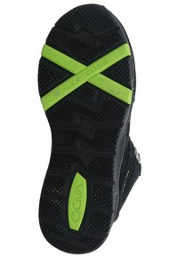 Suela de zapato negra con un patrón texturizado, un acento en verde brillante "FLEX ZONE" y un logotipo central "VADO". Diseñada para ofrecer agarre y flexibilidad.