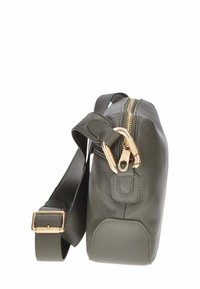 Borsa a tracolla in pelle verde oliva con chiusura a zip, tracolla regolabile e dettagli in metallo dorato. Presenta una finitura testurizzata e una forma arrotondata.