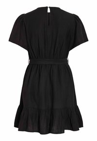 Melnas īsroku kleita ar jostu viduklī, savilktu svārku apakšu un nelielu atveri kakla aizmugurē.