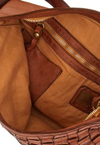 Borsa a tote in pelle marrone con design intrecciato, interno foderato in tessuto beige, tasca con zip e etichetta sul lato.