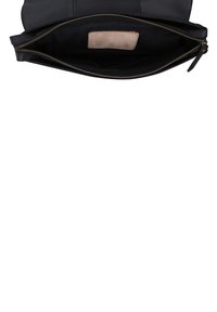 Clutch in pelle nera con superficie liscia, chiusura con zip e etichetta in tessuto beige all'interno. L'interno è non foderato e offre ampio spazio per gli oggetti.