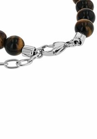Pulsera de cuentas con piedras de ojo de tigre negro de superficie pulida, accesorios en tono plateado y un cierre de langosta seguro.