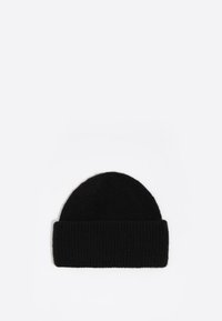 Gorro de punto negro con un dobladillo, que presenta una textura acanalada y una parte superior redondeada, diseñado para brindar calor y comodidad.