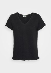 Černé tričko s krátkými rukávy a výstřihem do V, vyrobené z mírně texturované látky s neupravenými okraji na čistě bílém pozadí.