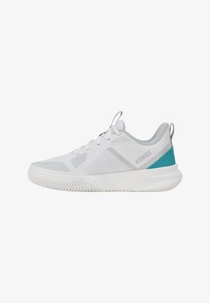 Λευκό αθλητικό sneaker χαμηλής κοπής με διχτυωτά και συμπαγή πάνελ, κλείσιμο με κορδόνια, υφασμένο πέλμα και τυρκουάζ λεπτομέρεια στη φτέρνα.