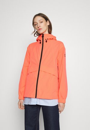 Felrood waterdichte jas met een capuchon, voorzien van een ritssluiting aan de voorkant, trekkoorden en elastische manchetten. Ontworpen met een ontspannen pasvorm.