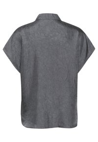 Camisa gris de manga corta con un acabado texturizado y arrugado, y un cuello estándar. Forma relajada, dobladillo recto y sin detalles visibles de cierre.