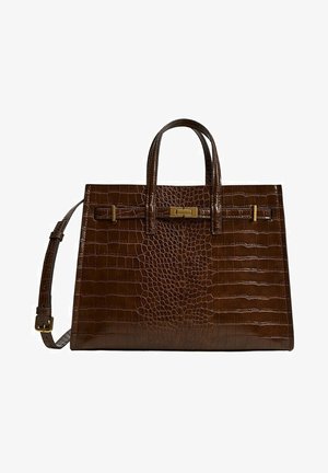 Bolso de mano de cuero con grabado de cocodrilo en color marrón, con dos asas superiores, correa de hombro desmontable, detalles en dorado y forma estructurada.