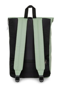 Zaino verde e nero con spallacci imbottiti, materiali testurizzati e un compartimento con cerniera sul retro. Presenta pannelli di colore a contrasto.