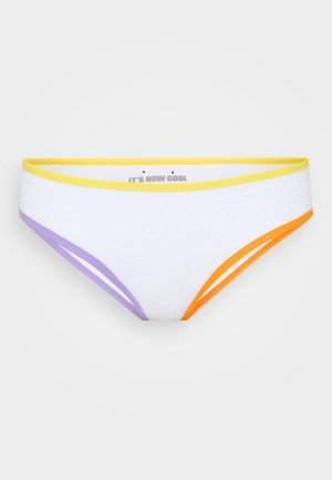 Hvit bikini-bunn med teksturert stoff og lyse lilla, oransje og gule detaljer langs midjen og sidene.