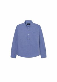 Camisa azul de manga larga en tejido ligero con cuello de banda, tapeta de botones y pequeño logo en el pecho. Textura suave, diseño casual.