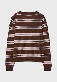 Brązowy sweter w paski z długimi rękawami. Ma poziome jasnoróżowe paski, prążkowany dekolt oraz mankiety, a także lekko skrócony fason.