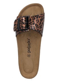 Braune Sandale im Leopardenlook mit breitem Riemen und schwarzer Metall-Schnalle, ausgestattet mit einem weichen, strukturierten Fußbett und konturiertem Design.