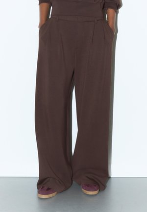 Trainers - dark red