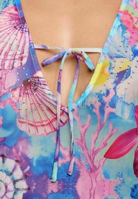 Kleurige, patroongekleurde top met een V-hals, voorzien van een strikdetail bij de halslijn, versierd met kleine, metallic accenten op een sheer, gestructureerde stof.