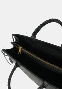 Borsa a tracolla in pelle nera con manico intrecciato, con compartimento con zip e zipper dorato. Interno foderato e spazioso.