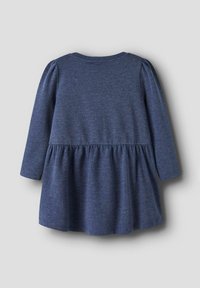Abito a maniche lunghe in tessuto blu scuro, con vita arricciata e una superficie liscia. Collo tondo semplice senza motivi.