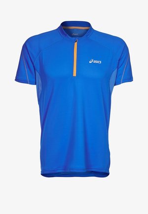 Niebieska sportowa koszulka z krótkim rękawem, z kołnierzykiem na pół zamek błyskawiczny, pomarańczowym detalem zamka oraz siateczkowymi panelami po bokach zapewniającymi wentylację.