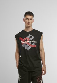 Fekete ujjatlan pamut póló, piros és szürke színekben készült színes grafikával, "Rocawear" felirattal és laza szabással.