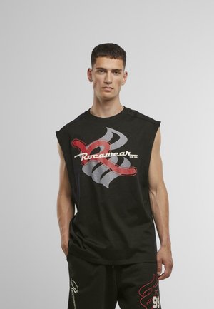 Črna brezrokavna bombažna majica z barvitim grafičnim dizajnom v rdeči in sivi barvi, z napisom "Rocawear" in sproščenim krojem.