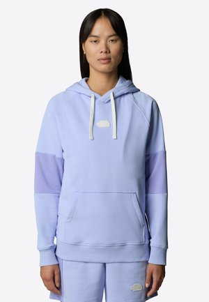 Felpa con cappuccio di colore viola chiaro, con maniche raglan, tasca frontale a marsupio e un piccolo logo. Il materiale sembra morbido e liscio con una vestibilità rilassata.