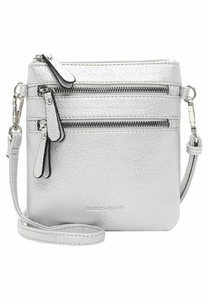 Bolso cruzado plateado hecho de cuero texturizado, que cuenta con múltiples bolsillos con cremallera, una correa desmontable y un sutil logo en la parte frontal.