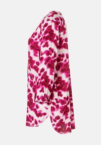 Langärmlige Bluse aus einem weißen Stoff mit einem pinken und burgunderfarbenen Batikmuster, mit einem abgerundeten Saum und lockerem Schnitt.