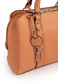 Borsa a tracolla in pelle arancione con superficie testurizzata, chiusura con zip e bordi neri a contrasto. Presenta accessori in argento e un accento con logo circolare.