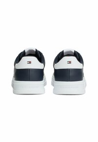 Le sneakers navy e bianche presentano una tomaia in pelle liscia, accenti bianchi a contrasto e una suola strutturata con un dettaglio del logo impresso.