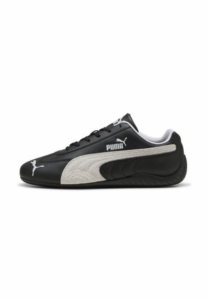 Schwarze Ledersneaker mit einem strukturierten grauen Wildlederstreifen, weißen Logoakzenten und einem Schnürdesign, runder Zehenform und Gummisohle.