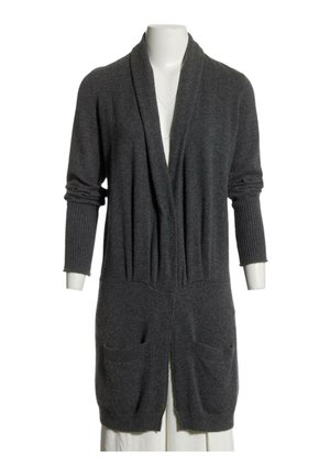 Cárdigan largo gris oscuro con cuello chal, mangas largas de canalé, dos bolsillos delanteros, exhibido en un maniquí con pantalones blancos.