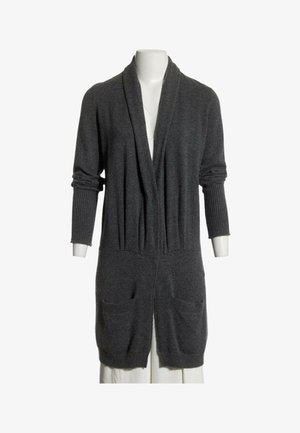 Cárdigan largo gris oscuro con cuello chal, mangas largas de canalé, dos bolsillos delanteros, exhibido en un maniquí con pantalones blancos.