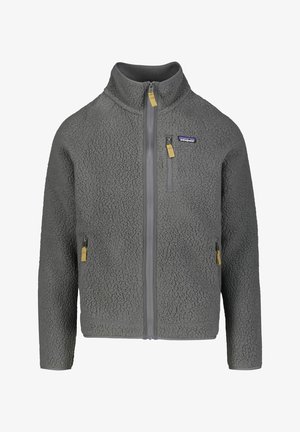 Grå fleecejakke med en tekstureret, blød overflade. Har en høj krave, frontlynlås og to sidelomme med lynlås i gule detaljer.