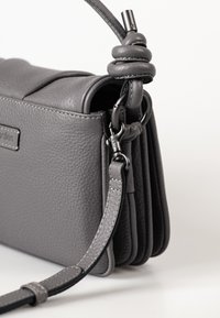 Grau Leder Handtasche mit strukturiertem Finish, ausgestattet mit einem geknoteten Griff, verstellbarem Tragegurt und subtilen Steppnähten.