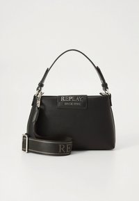 Czarna skórzana torebka o zwartej formie, wyposażona w uchwyt i regulowany pasek. Z przodu znajduje się srebrna plakietka z logo "REPLAY SINCE 1981."