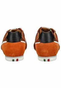 Oranžové semišové tenisky s černým koženým podpatkem, bílými akcenty a malým detailem italské vlajky na zadní části.