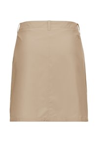 Jupe beige à texture lisse et mate, présentant une coupe ajustée, des poches latérales et une ceinture avec une fermeture discrète.