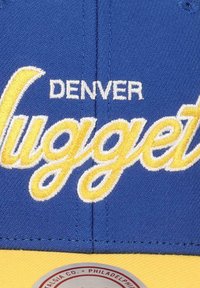 Mitchell & Ness DENVER NUGGETS NBA TEAM SCRIPT VERSTELLBARE GEBOGENE SNAPBACK - Cap - gelb