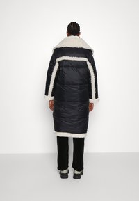 Abercrombie & Fitch Casaco clássico - black /with cream