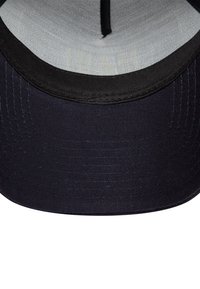 Schwarze Baseballmütze mit runder Oberseite, kontrastierendem grauem Innenfutter und einem strukturierten Schirm. Verfügt über detaillierte Nähte entlang der Kanten.