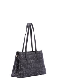 Zwarte tote bag met zijlogo-patroon, gemaakt van textuurstof. Beschikt over twee lange hengsels en een gestructureerde vorm. Accent van gouden hardware.