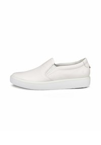 Scarpa bianca in pelle slip-on con superficie texture e pannelli laterali elasticizzati. Presenta una suola in gomma bianca con scanalature orizzontali per una migliore aderenza.