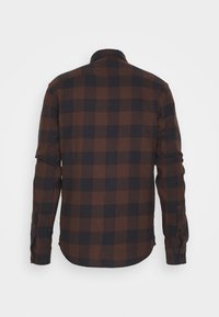 Bruine en zwarte geruite overhemd, lange mouwen, knopenmanchetten, afgeronde onderkant, gemaakt van zachte stof met een gladde textuur.