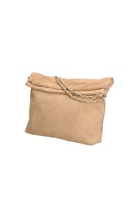 Borsa a mano in suede beige con motivo a rombi, design pieghevole e tracolla in metallo dorato. La texture morbida si sposa con una forma strutturata.