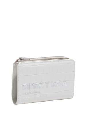 Cartera blanca con textura de cocodrilo, cremallera plateada y texto en relieve "BIMBA Y LOLA SPRING - SUMMER 2026" en el frente.