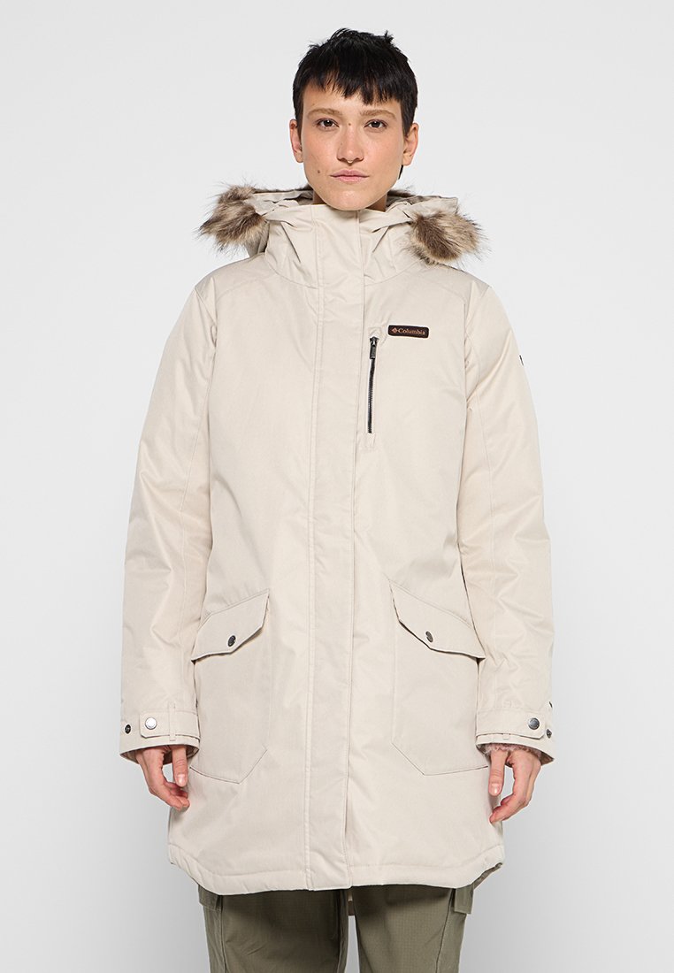 Hellbeige isolierte Parka mit Kapuze aus Kunstfell, einer Reißverschlusstasche auf der Brust und großen Fronttaschen. Glatte Textur mit Knopfverschluss.
