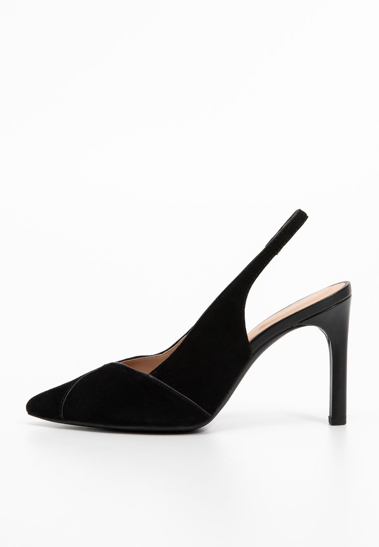 Schwarze Wildleder Slingback-Pumps mit spitzem Zehen, scharfer Silhouette und schmalem hohen Absatz. Mit einem Ausschnitt-Design an den Seiten.