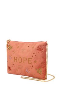 Růžové psaníčko z látky se zlatou výšivkou, na které je slovo „NADĚJE“, motivy slunce a měsíce a zlatý řetízkový popruh. Hladká textura, obdélníkový tvar.