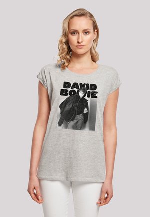 Grauem Baumwoll-T-Shirt mit Rundhalsausschnitt und umgeschlagenen Ärmeln, das ein schwarz-weißes Bild einer männlichen Figur sowie den Text "DAVID BOWIE" in fetter Schrift zeigt.